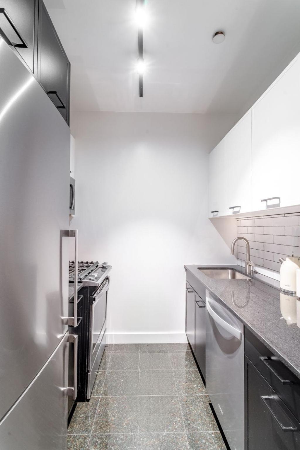 Comfort And Charm 2br 1bath Apartment *
